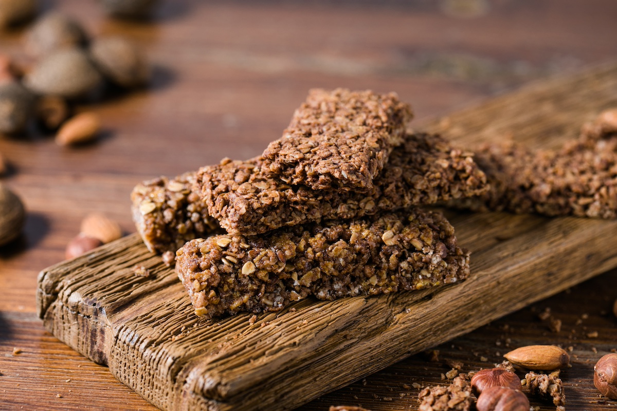 Barras energéticas de proteína de grillo y chocolate